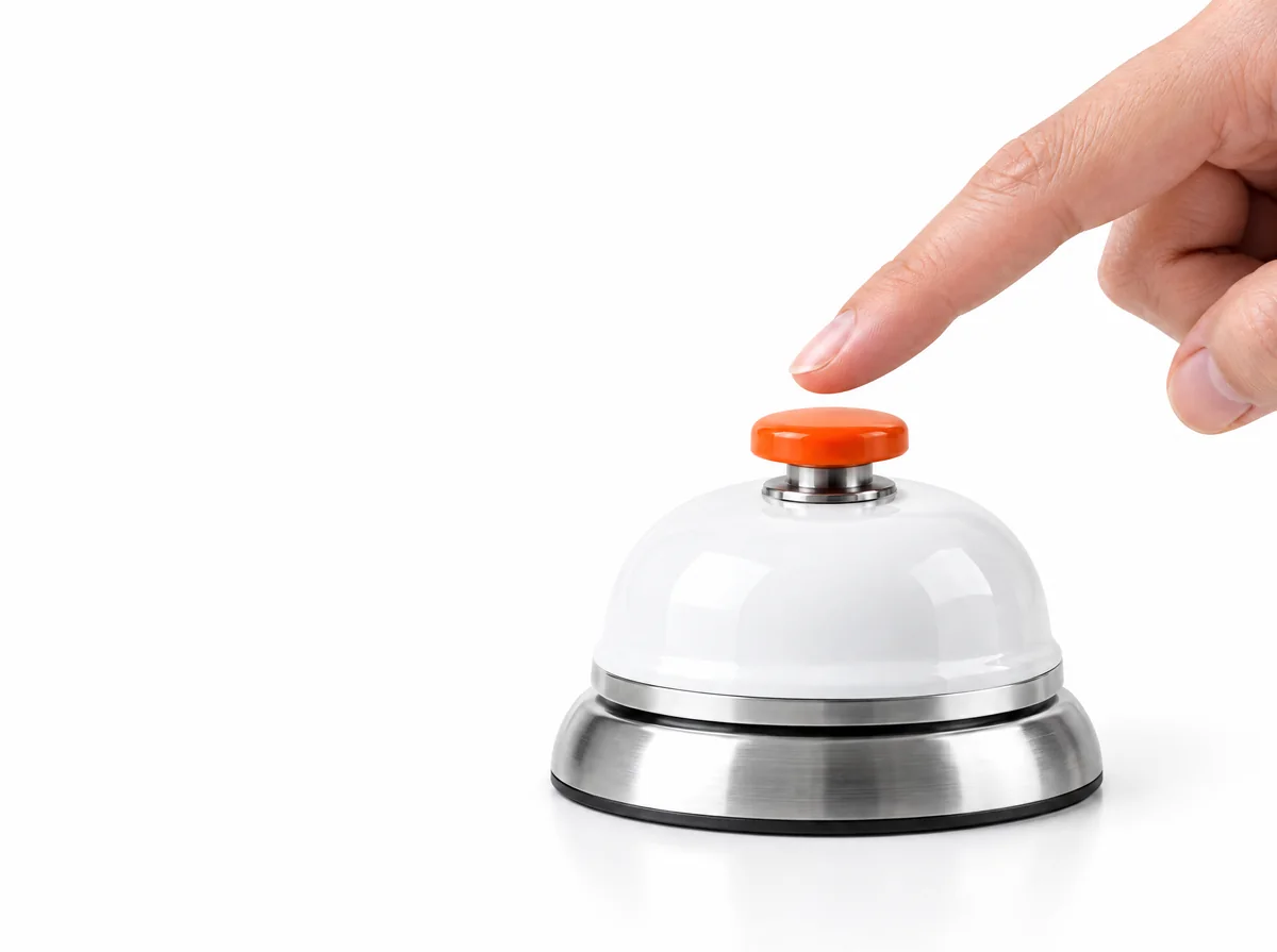 Illustration : un doigt s'apprête à appuyer sur une sonnette de comptoir blanche à bouton orange.