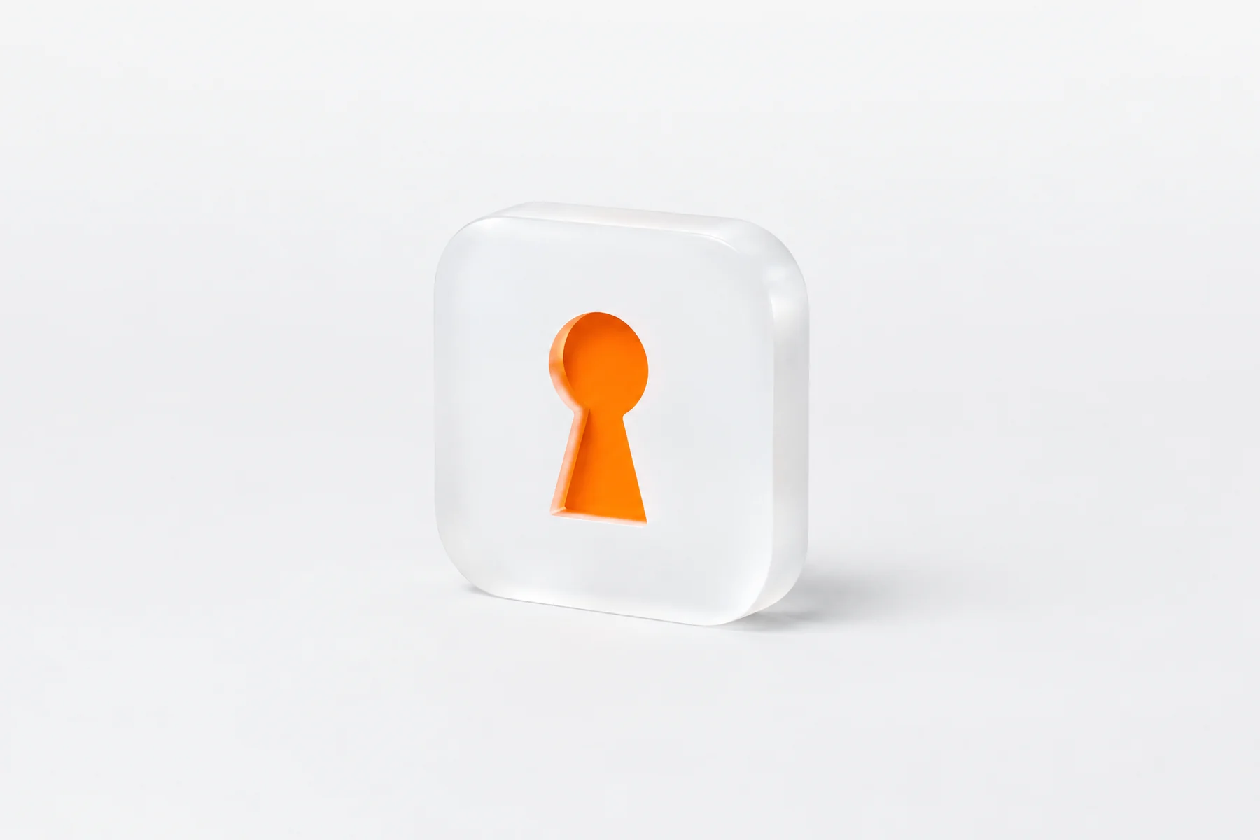 Une icône d'application en verre dépoli blanc, percée d'un trou de serrure orange, posée sur un fond blanc.